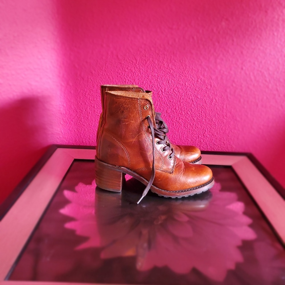 Genuine FRYE leather combat boot. Size 7
